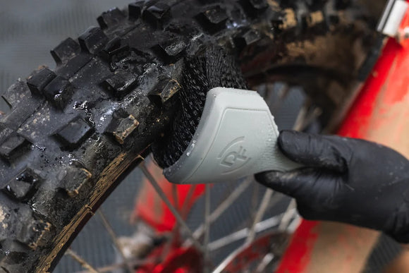 DETAIL FACTORY - Curved Motorcycle Tire Brush (Curved Brush for Motorcycle Tires)