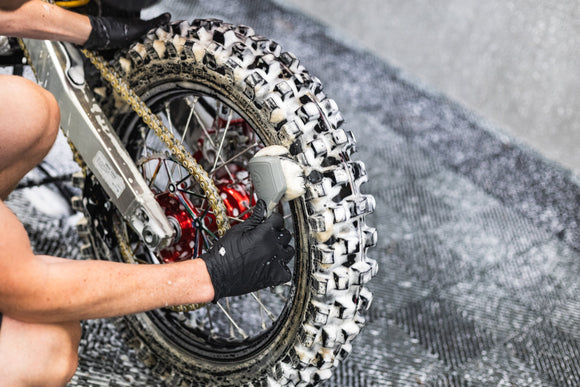 DETAIL FACTORY - Curved Motorcycle Tire Brush (Curved Brush for Motorcycle Tires)